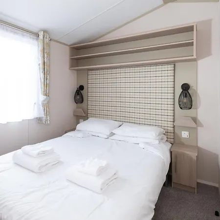 Luxury Sleeps 6 Pet Friendly